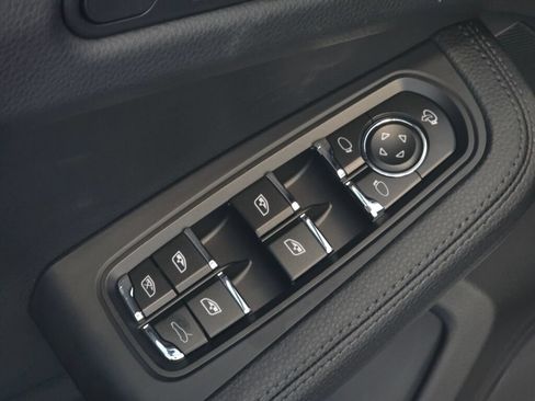 Certified 2026 Porsche Macan AWD/4WD image 37