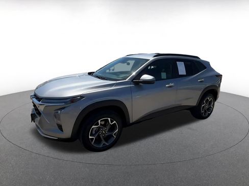 Used 2025 Chevrolet Trax LT FWD image 6