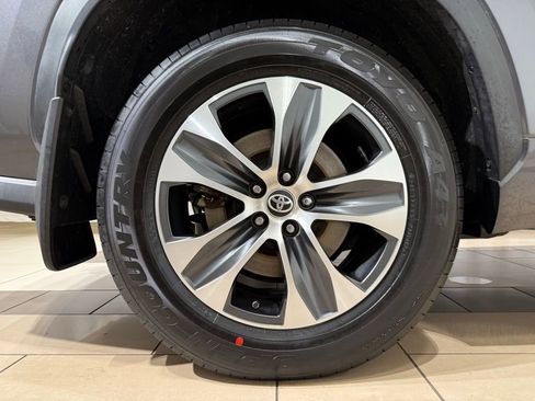 Used 2023 Toyota Highlander XLE image 9