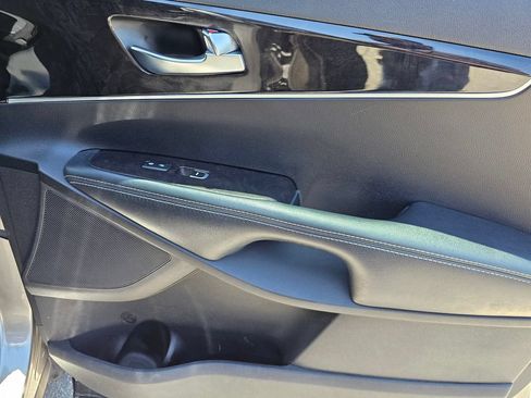 Used 2017 Kia Sorento FWD image 12