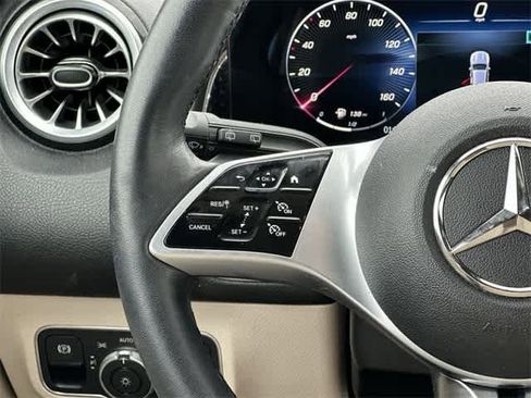 Used 2025 Mercedes-Benz GLB 250 4MATIC image 8