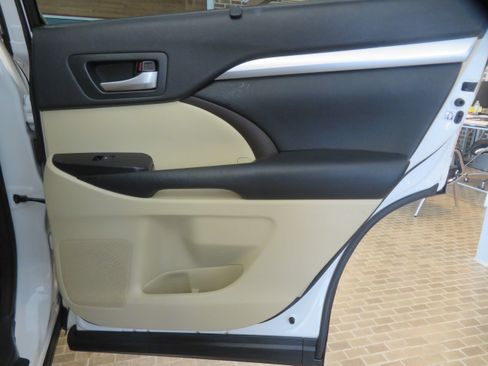 Used 2016 Toyota Highlander XLE FWD image 23