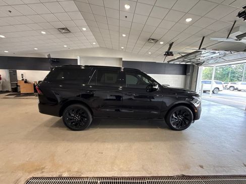 Used 2025 Lincoln Navigator Reserve w/ Jet Appearance Package AWD/4WD image 8