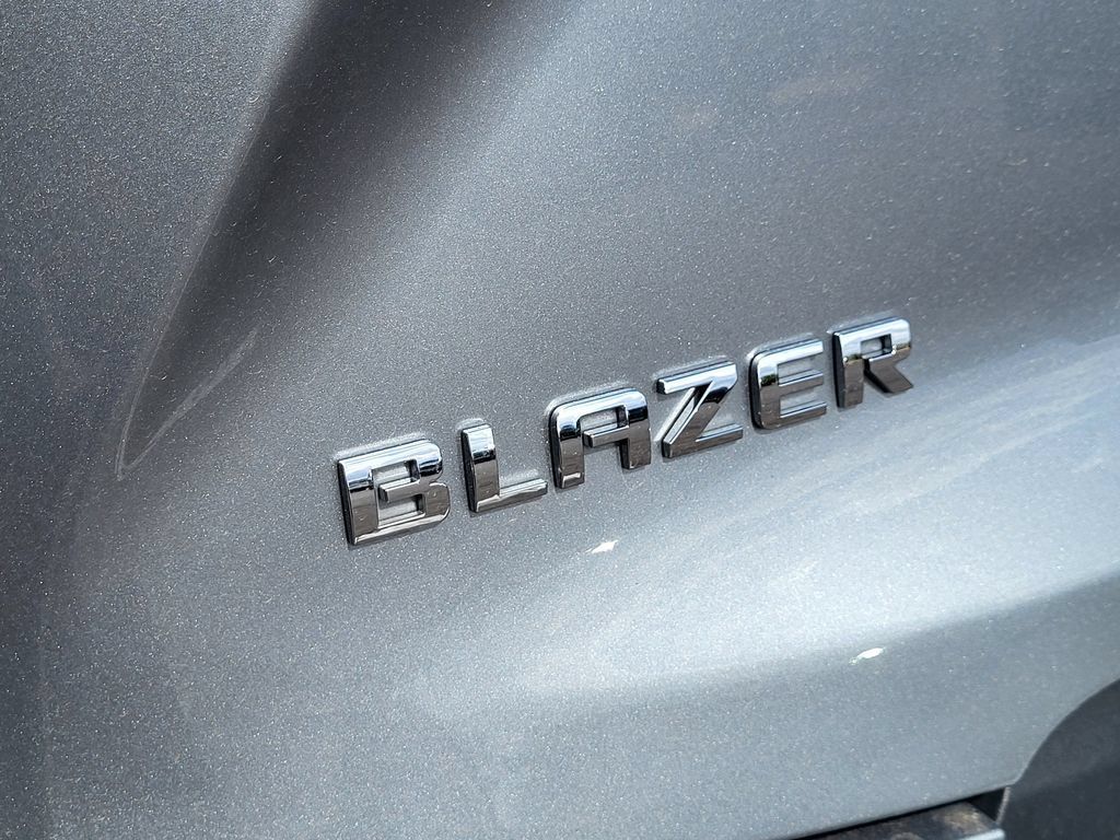 Used 2025 Chevrolet Blazer LT FWD image 9