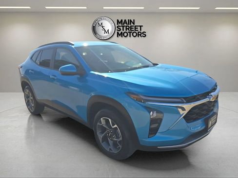 Used 2025 Chevrolet Trax LT w/ Driver Confidence Package image 7