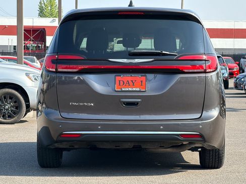 Used 2023 Chrysler Pacifica Touring-L FWD image 6
