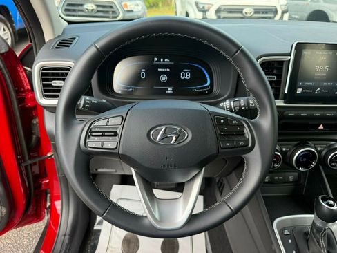 Used 2025 Hyundai Venue SEL FWD image 5