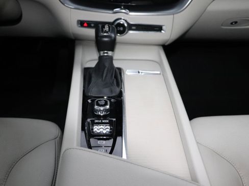 Used 2020 Volvo XC60 T5 Momentum w/ Protection Package Premier image 31