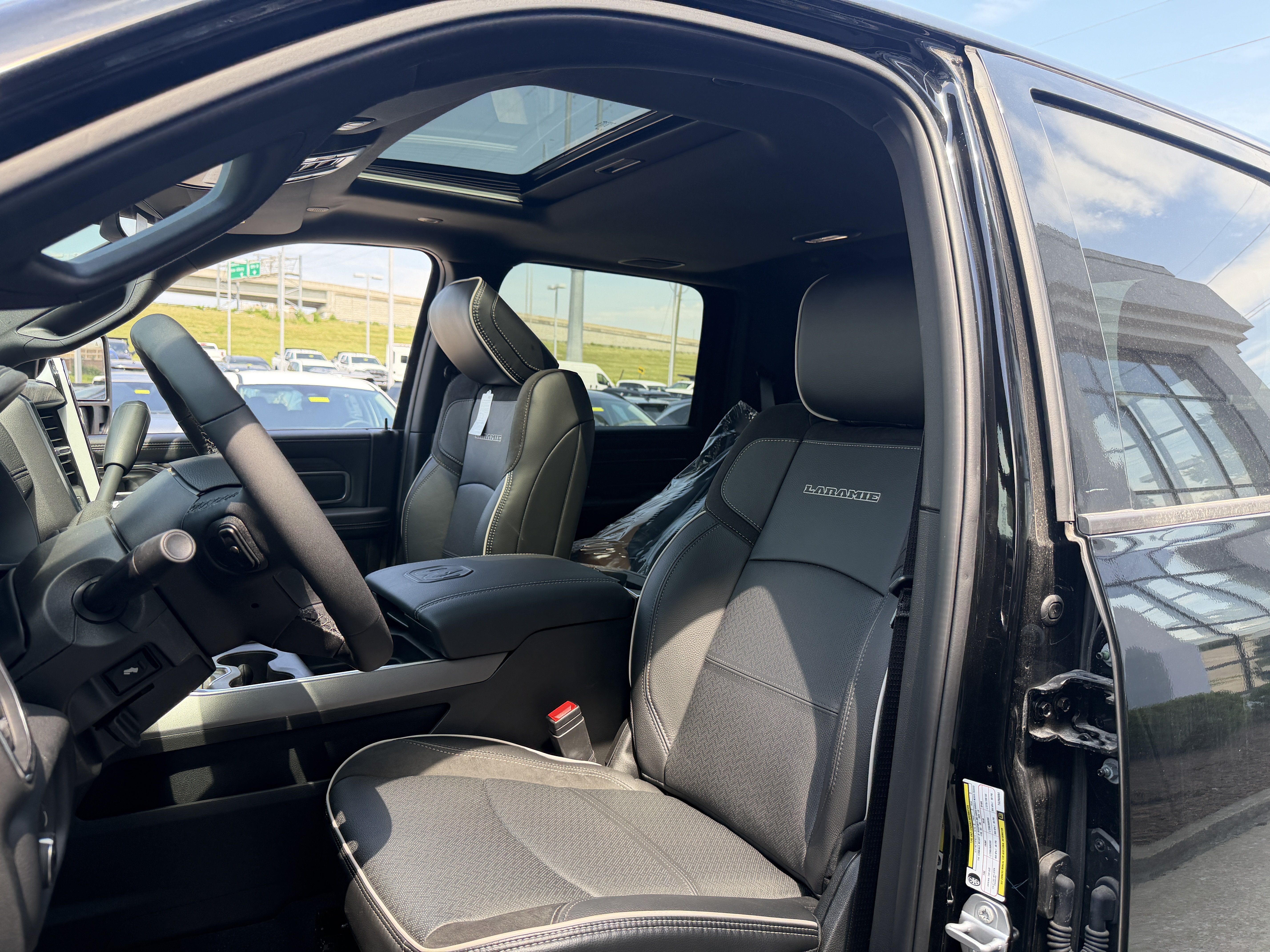 New 2026 RAM 3500 Laramie AWD/4WD image 33