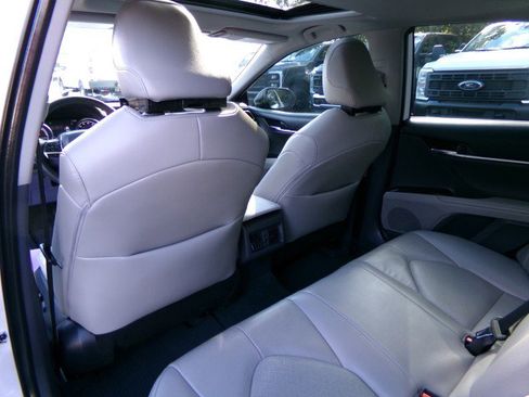 Used 2022 Toyota Camry XLE image 18