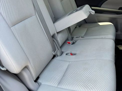 Used 2017 Toyota Highlander LE w/ Carpet Mat Package FWD image 18