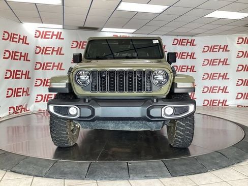 Used 2025 Jeep Gladiator Sport AWD/4WD image 2