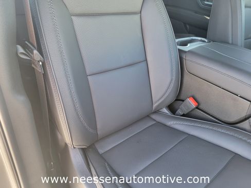 Used 2025 GMC Yukon Denali w/ Sun & Power Step Package image 10