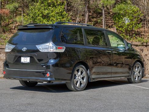 Used 2017 Toyota Sienna SE w/ SE Preferred Package image 6