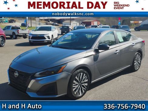 Used 2024 Nissan Altima 2.5 SV image 1