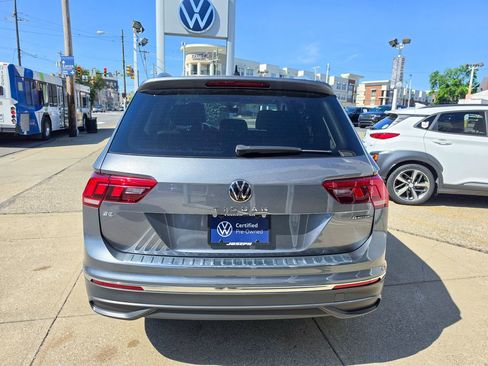 Certified 2023 Volkswagen Tiguan SE w/ Panoramic Sunroof Package AWD/4WD image 4