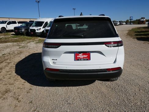 New 2025 Jeep Grand Cherokee Altitude image 5