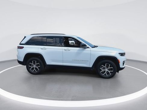 Used 2025 Jeep Grand Cherokee Limited w/ Trailer Tow Package AWD/4WD image 9