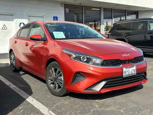 Used 2023 Kia Forte LXS w/ LXS Technology Package FWD image 4