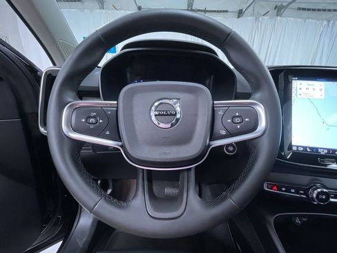 Used 2025 Volvo XC40 B5 Plus image 9