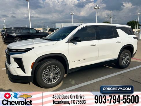 Used 2024 Chevrolet Traverse LS FWD image 1
