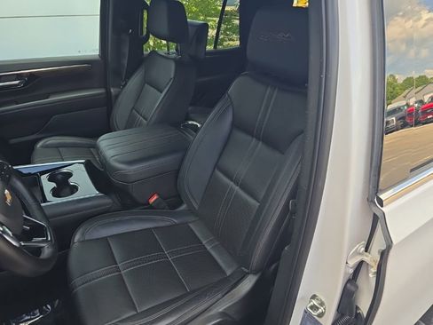 Used 2025 Chevrolet Tahoe High Country AWD/4WD image 11