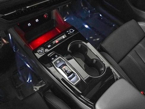 New 2025 Audi Q6 e-tron Premium Plus image 18