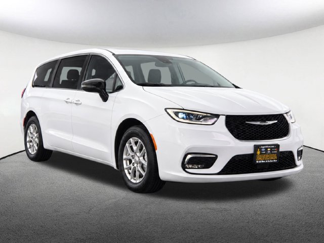 Used 2026 Chrysler Pacifica Select FWD image 2