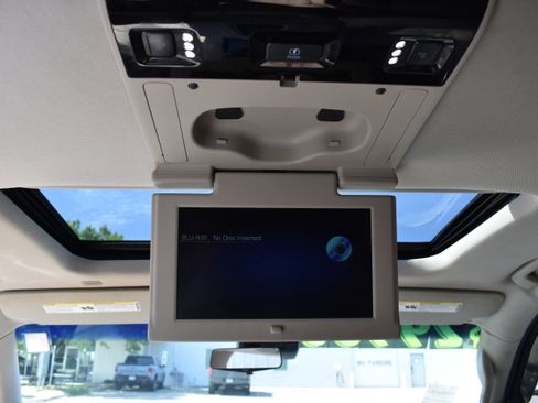 Used 2019 Cadillac Escalade ESV Premium Luxury w/ LPO, Radiant Package image 33