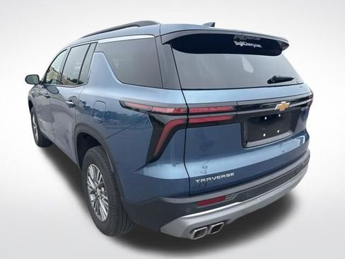 Used 2025 Chevrolet Traverse LT FWD image 3