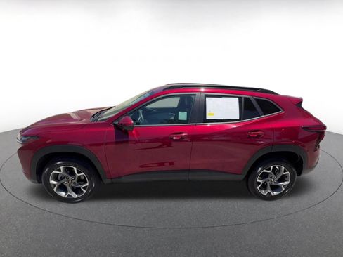 Used 2025 Chevrolet Trax LT FWD image 9