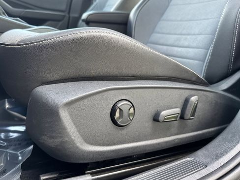 Used 2025 Volkswagen Jetta SE FWD image 15