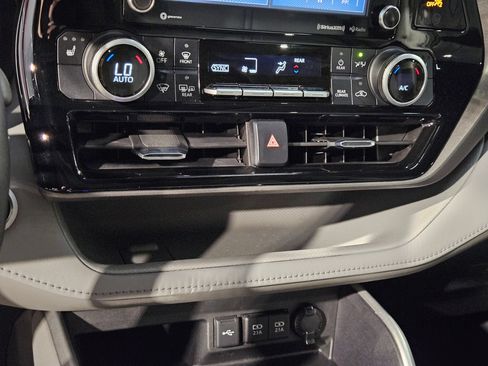 Used 2021 Toyota Highlander XLE FWD image 32