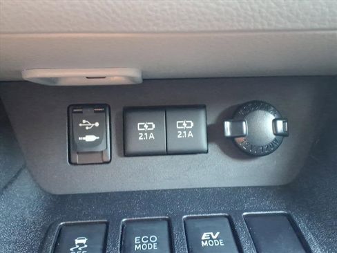 Used 2017 Toyota Highlander LE image 12