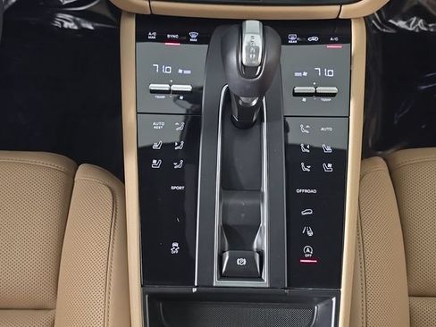 Certified 2022 Porsche Macan AWD/4WD image 23