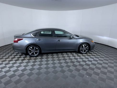 Used 2017 Nissan Altima 2.5 SR w/ LED Appearance Package image 9