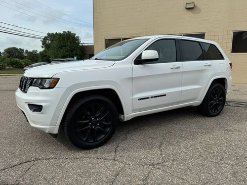 Used 2017 Jeep Grand Cherokee Altitude AWD/4WD image 4