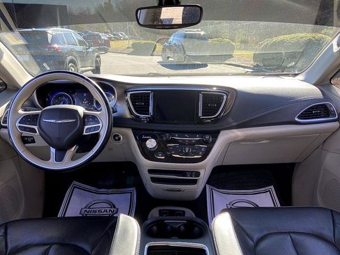 Used 2018 Chrysler Pacifica Limited image 16