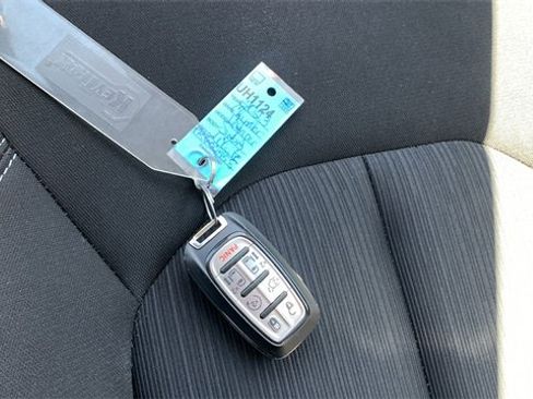 Used 2023 Chrysler Voyager LX image 31