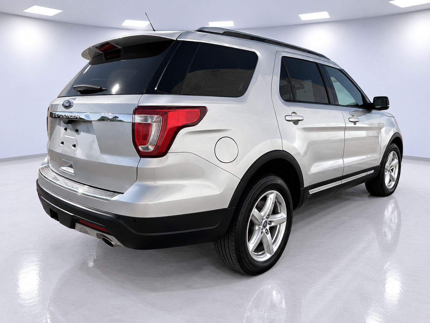 Used 2018 Ford Explorer XLT w/ Equipment Group 201A FWD image 5