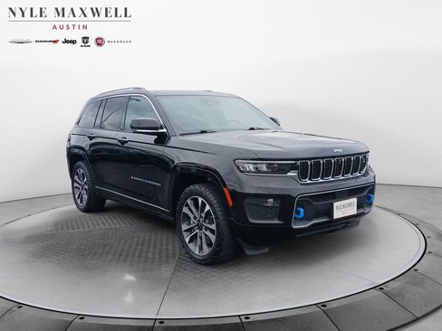 Used 2022 Jeep Grand Cherokee Overland w/ Advanced Protech Group III AWD/4WD image 2