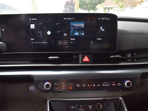 Used 2025 Kia Carnival FWD image 18