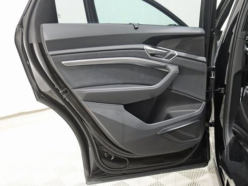 Used 2022 Audi e-tron S Prestige w/ Prestige Package image 37