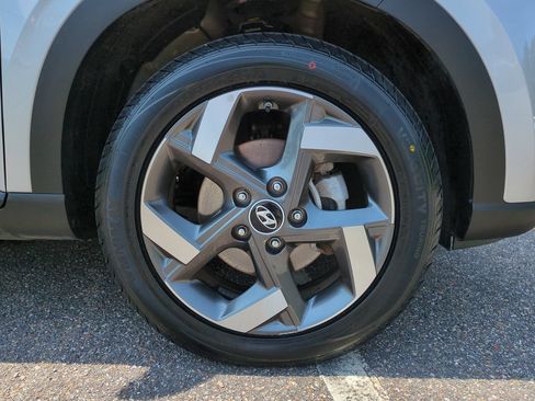 Used 2025 Hyundai Venue SEL FWD image 11