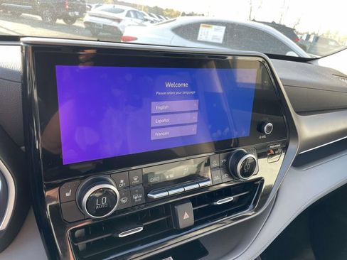 Used 2023 Toyota Highlander XLE image 39
