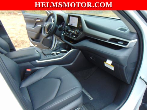 Used 2025 Toyota Highlander XLE image 28