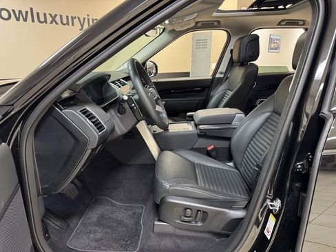 Used 2024 Land Rover Discovery S image 8