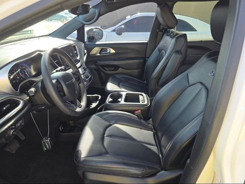 Used 2023 Chrysler Pacifica Touring-L w/ S Appearance Package FWD image 7