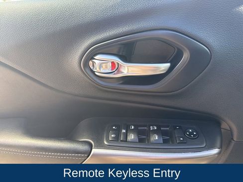 Used 2019 Jeep Cherokee Latitude w/ Popular Appearance Group image 11