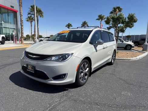 Used 2017 Chrysler Pacifica Limited w/ UConnect Theater Package FWD image 2